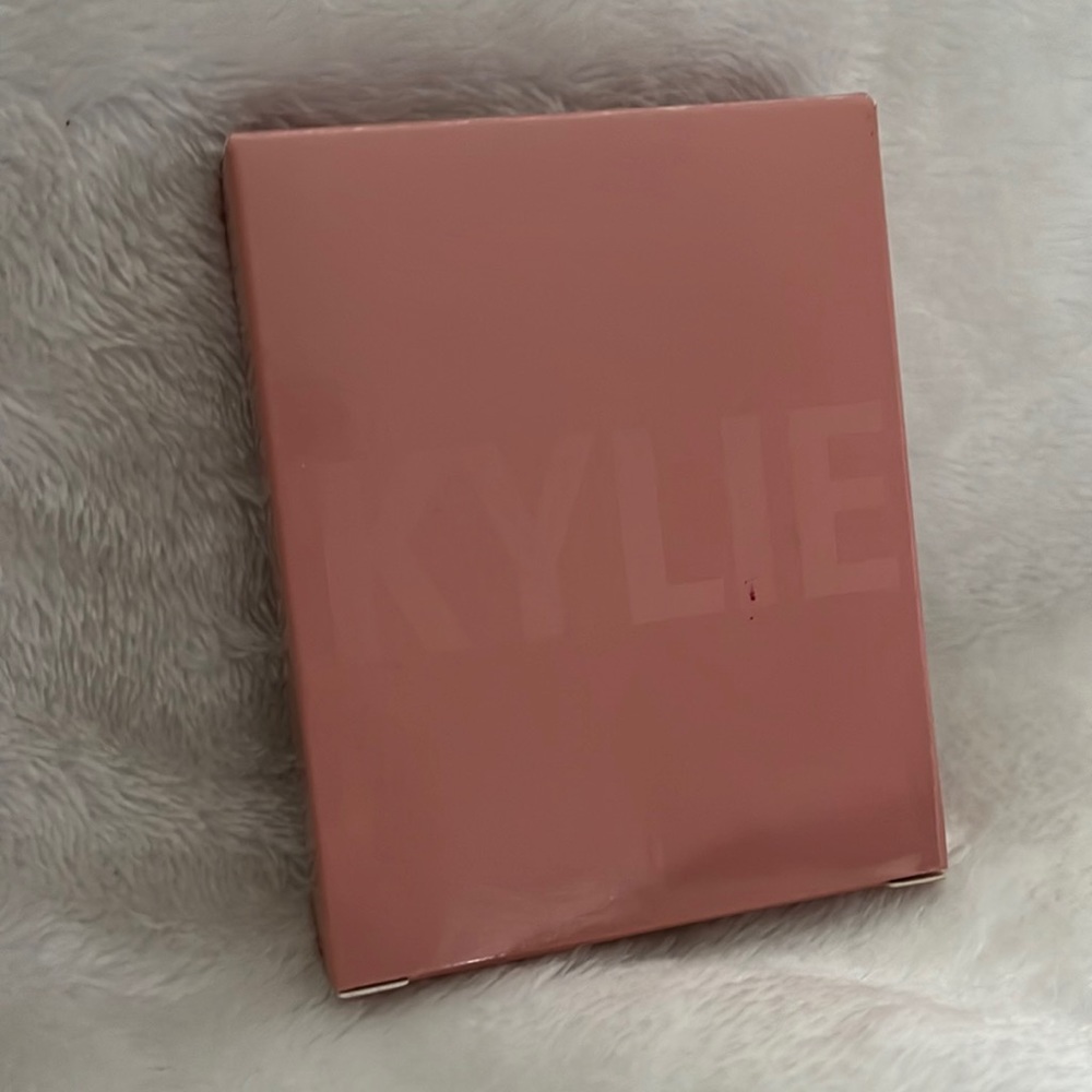 BNIB 💯% Authentic Kylie by Kylie Jenner Pressed Illuminating Powder